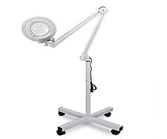 Lampara de iluminaci&oacute;n con lupa de pie blanca