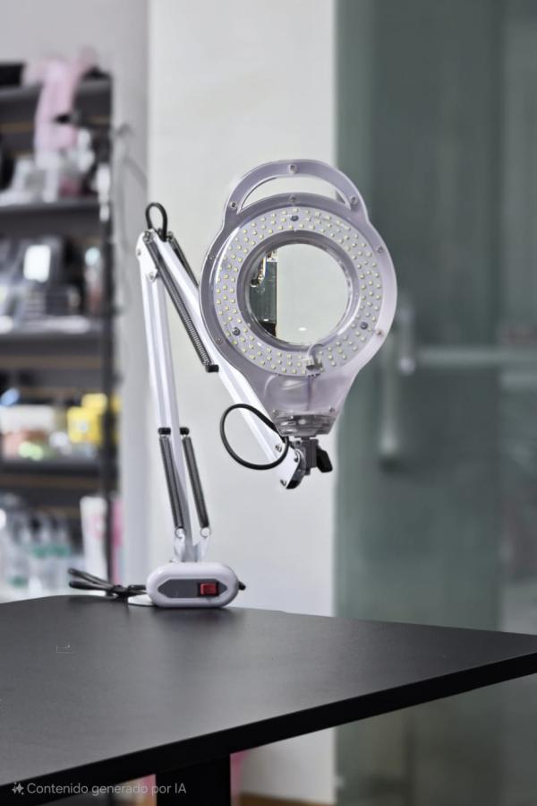 Lampara de iluminaci&oacute;n led con lupa para escritorio blanca