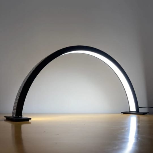 Lampara de iluminaci&oacute;n media luna de mesa negra