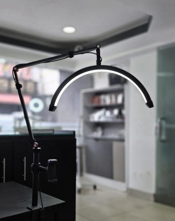 Lampara de iluminaci&oacute;n media luna con prensa negra